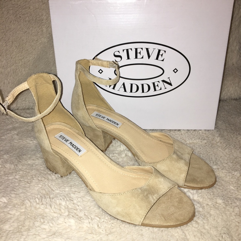 Cream Steve Madden Heeled Sandals!